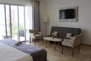 Executive Apartment | Individually decorated, individually furnished, desk, laptop workspace