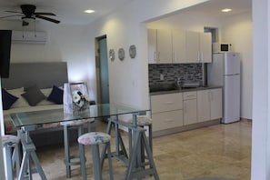 Comfort Suite (6B) | Individually decorated, individually furnished, desk, laptop workspace - 5a Coral Suites (Playa del Carmen)