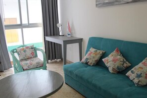 Suite Comfort (6B) | Area soggiorno | Smart TV 42 pollici con canali digitali