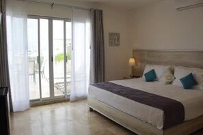 Executive Apartment | Individually decorated, individually furnished, desk, laptop workspace