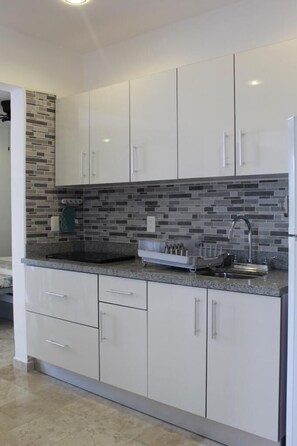 Departamento ejecutivo | Cocina privada | Refrigerador, microondas y cafetera de espresso 