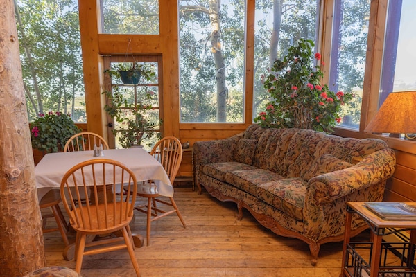 Se ofrece un desayuno típico de la región (15 USD por persona)