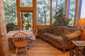 Desayuno con opciones de la cocina local diario (USD 15 por persona)