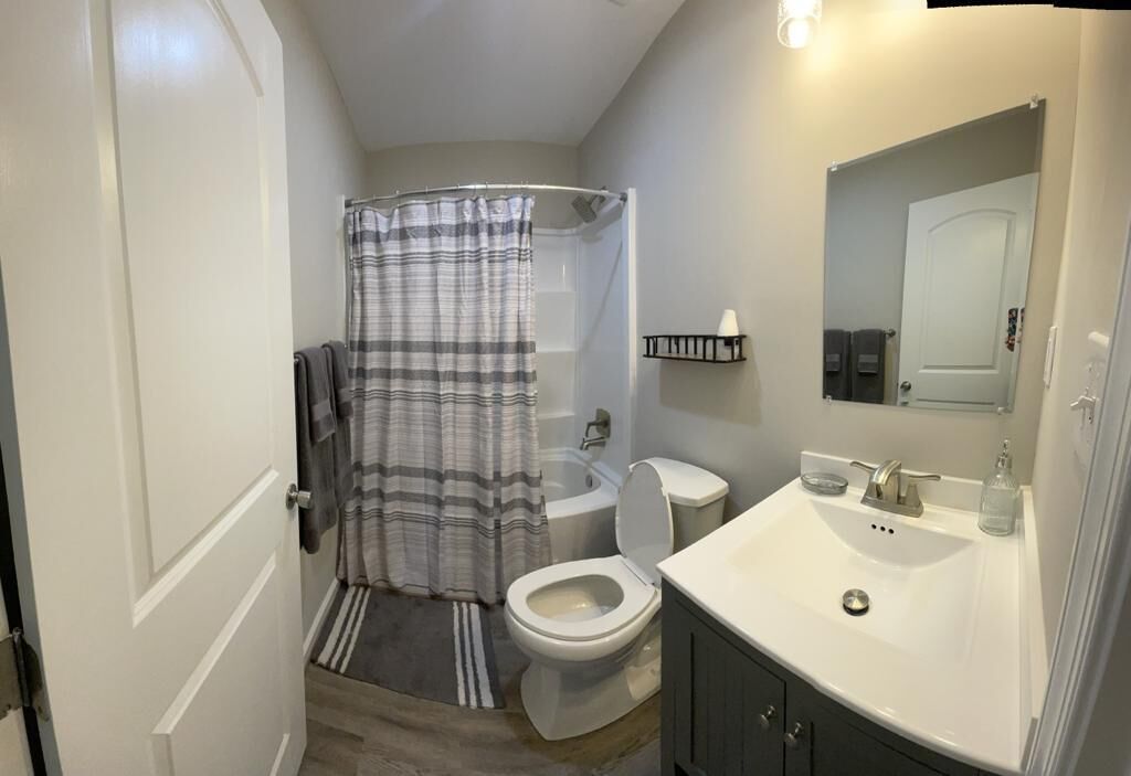 Fully furnished 3 bedrooms house. Near Busch Gardens and Colonial wiiliamsburg.