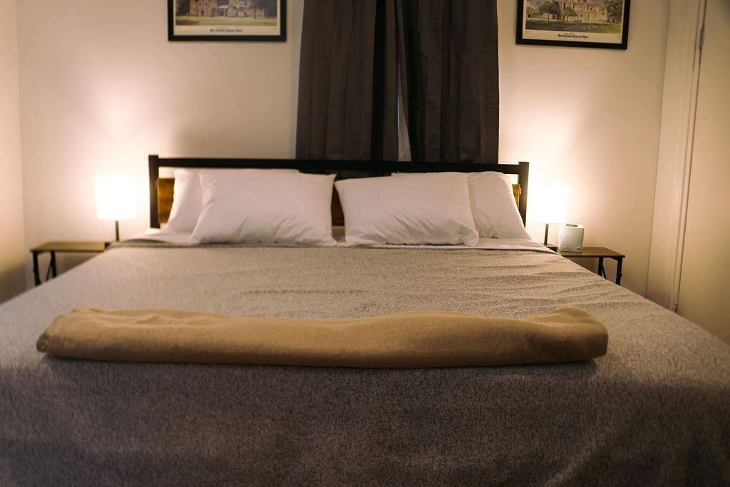 2 habitaciones, tabla de planchar con plancha, wifi y ropa de cama 
