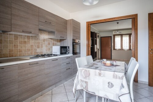 Cozy apartment of 65 sqm located on the ground floor of a building WITHOUT a lift (steps to access), can accommodate up to 4 people. The accommodation is located in an area served by all the main services: bars, restaurants, supermarkets and pharmacy. On