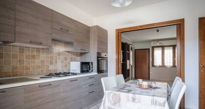 Cozy apartment of 65 sqm located on the ground floor of a building WITHOUT a lift (steps to access), can accommodate up to 4 people. The accommodation is located in an area served by all the main services: bars, restaurants, supermarkets and pharmacy. On