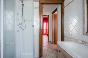 Regadera, secadora de cabello, bidet 