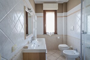 Shower, hair dryer, bidet - GuestHost - Cozy apartment of 65 sqm located on the ground floor of a building WITHOUT a lift (steps to access), can accommodate up to 4 people. The accommodation is located in an area served by all the main services: bars, restaurants, supermarkets and  (Sestu)