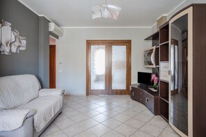 Living area - Cozy apartment of 65 sqm located on the ground floor of a building WITHOUT a lift (steps to access), can accommodate up to 4 people. The accommodation is located in an area served by all the main services: bars, restaurants, supermarkets and pharmacy. On (Sestu)