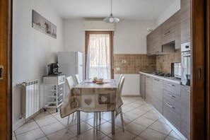 Microwave, oven, stovetop - Cozy apartment of 65 sqm located on the ground floor of a building WITHOUT a lift (steps to access), can accommodate up to 4 people. The accommodation is located in an area served by all the main services: bars, restaurants, supermarkets and pharmacy. On (Sestu)