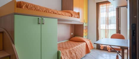 2 bedrooms, iron/ironing board, Internet