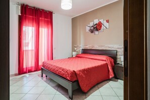 2 bedrooms, iron/ironing board, internet