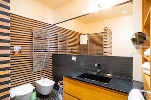 Dusche, Haartrockner, Bidet, Handtücher