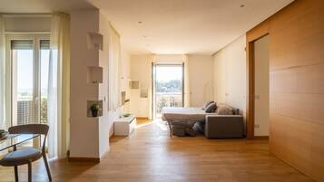 2 bedrooms, iron/ironing board, internet, bed sheets