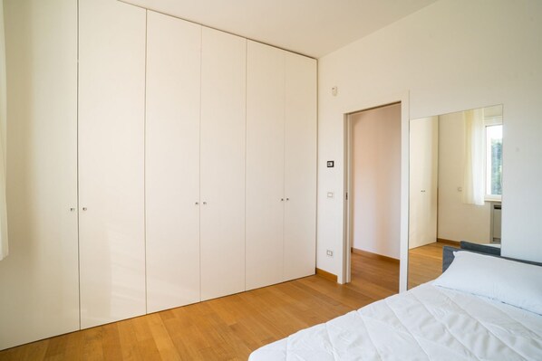 2 bedrooms, iron/ironing board, Internet, bed sheets