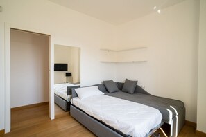 2 bedrooms, iron/ironing board, Internet, bed sheets