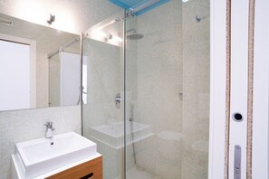 Bruser, hårtørrer, bidet, håndklæder