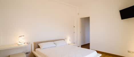 2 bedrooms, iron/ironing board, internet, bed sheets