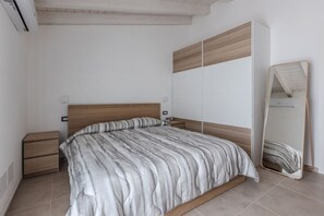 1 bedroom, iron/ironing board, internet, bed sheets
