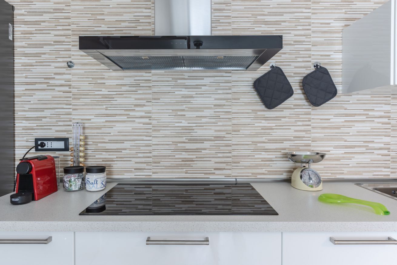 Réfrigérateur, micro-ondes, plaque de cuisson, lave-vaisselle