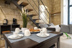 Dining - Station & Polytechnic Stylish Apt with Netflix (Bari)