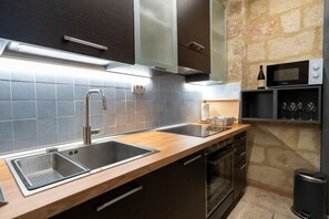 Microwave, oven, stovetop, dishwasher - Elegant apartment furnished with taste, boasts a suggestive architecture with vaults and floor in chianca di Trani, comfortable for 6 people being equipped with all the comforts for a pleasant stay, with two bedrooms and two bathrooms. Convenient locatio (Bari)