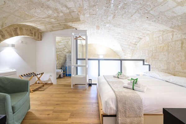 2 bedrooms, iron/ironing board, WiFi