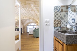 Shower, hair dryer, bidet, towels - GuestHost - Elegant apartment furnished with taste, boasts a suggestive architecture with vaults and floor in chianca di Trani, comfortable for 6 people being equipped with all the comforts for a pleasant stay, with two bedrooms and two bathrooms. Conven (Bari)