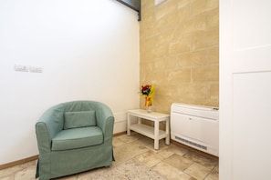 Interior - GuestHost - Elegant apartment furnished with taste, boasts a suggestive architecture with vaults and floor in chianca di Trani, comfortable for 6 people being equipped with all the comforts for a pleasant stay, with two bedrooms and two bathrooms. Conven (Bari)