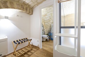 Interior - Elegant apartment furnished with taste, boasts a suggestive architecture with vaults and floor in chianca di Trani, comfortable for 6 people being equipped with all the comforts for a pleasant stay, with two bedrooms and two bathrooms. Convenient locatio (Bari)