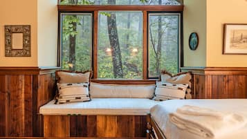 3 間睡房、房內夾萬、書桌、熨斗/熨衫板