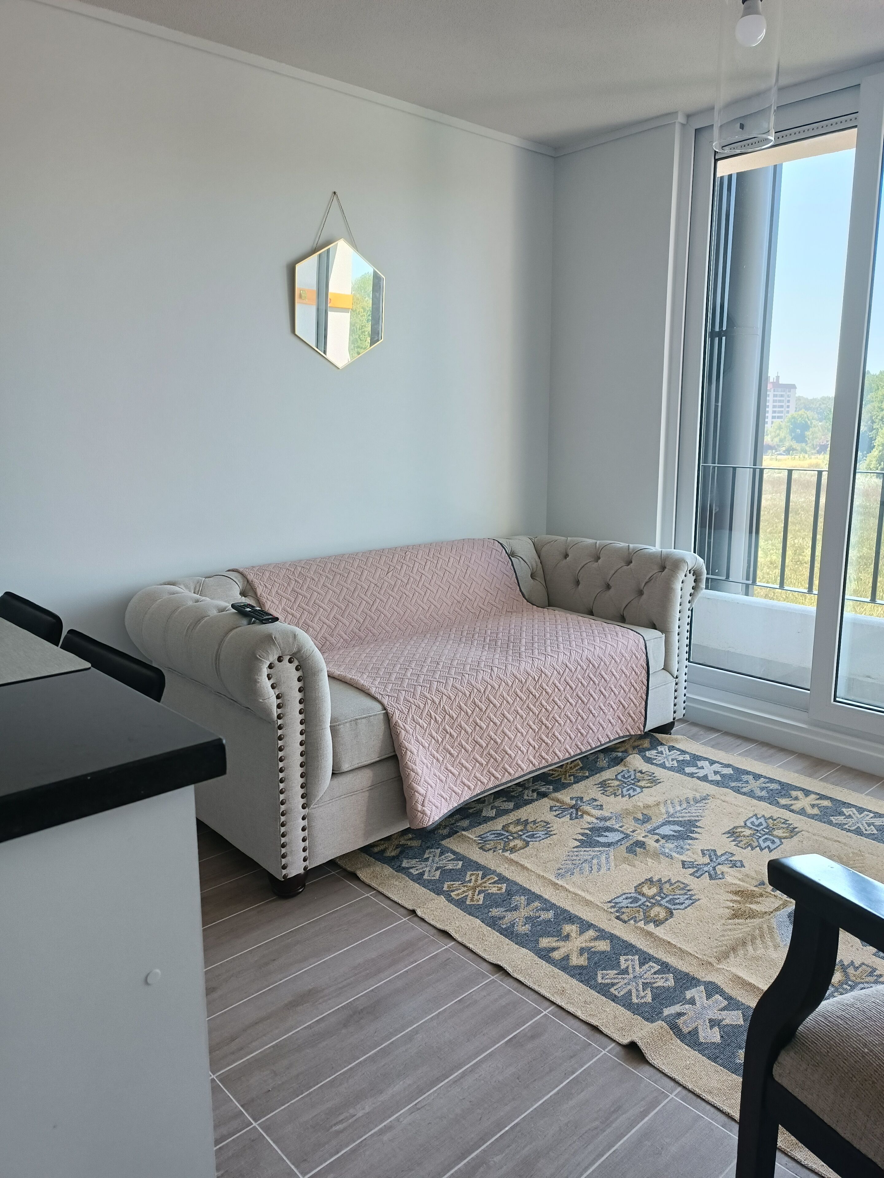 Leilighet – business | Oppholdsområde | En 40-tommers LED-TV med digitale kanaler samt TV og Netflix