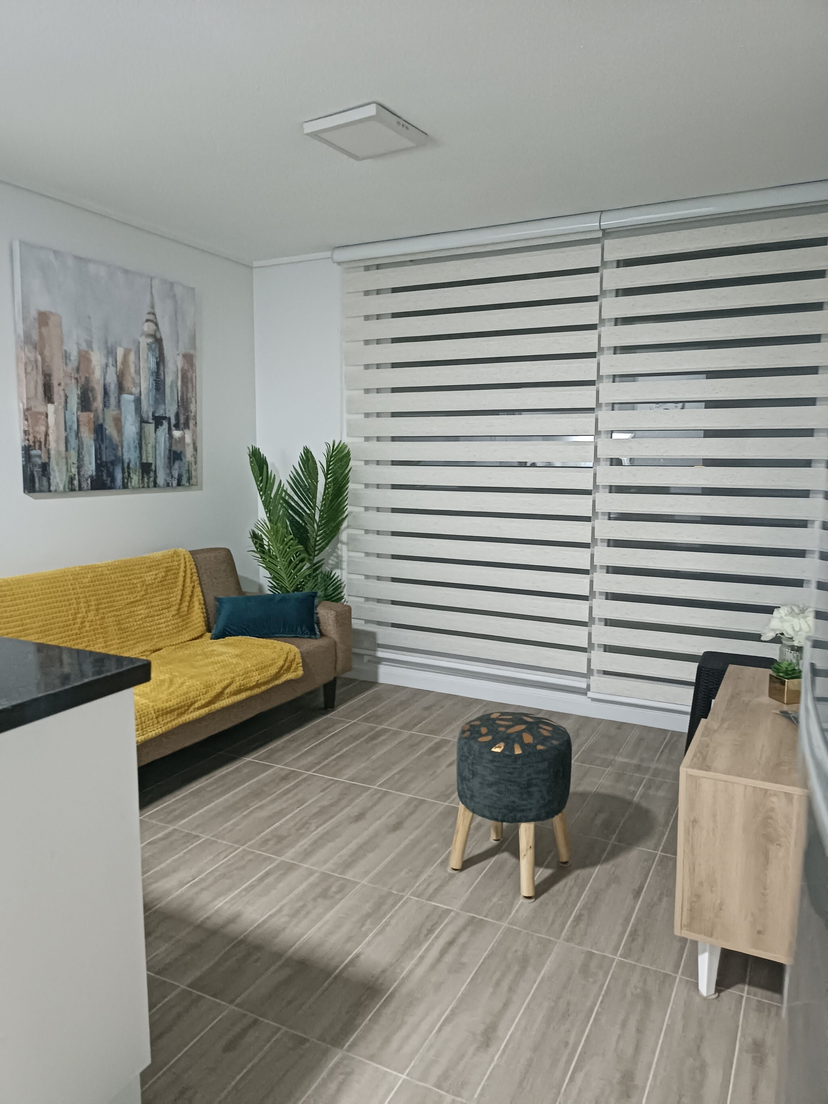 Business-Apartment | Wohnbereich | 40-Zoll-LED-Fernseher mit Digitalempfang, Fernseher, Netflix