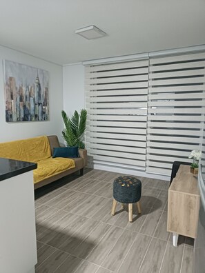 Business appartement | Woonruimte | Een 40-inch ledtelevisie met digitale zenders, televisie en Netflix