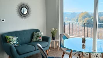 Deluxe-lejlighed | Opholdsområde | 40-tommers LED-tv med digitale kanaler, tv, Netflix