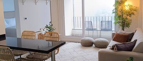 Appartement, 2 chambres (805) | Aire de séjour | Téléviseur à DEL de 40 po avec télévision numérique, téléviseur, Netflix