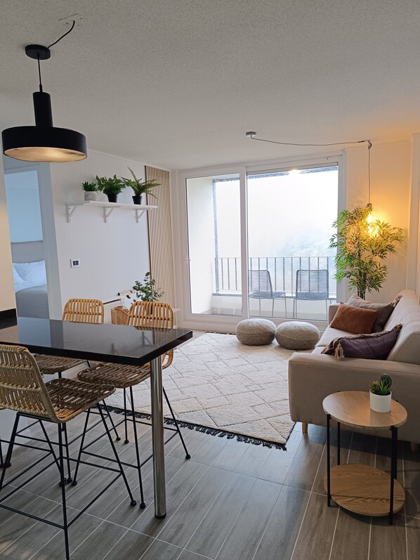 Apartment, 2 Bedrooms (805) | Living area