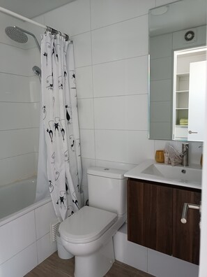 Apartamento luxo | Banheiro | Chuveiro/banheira combinados, produtos de toalete grátis