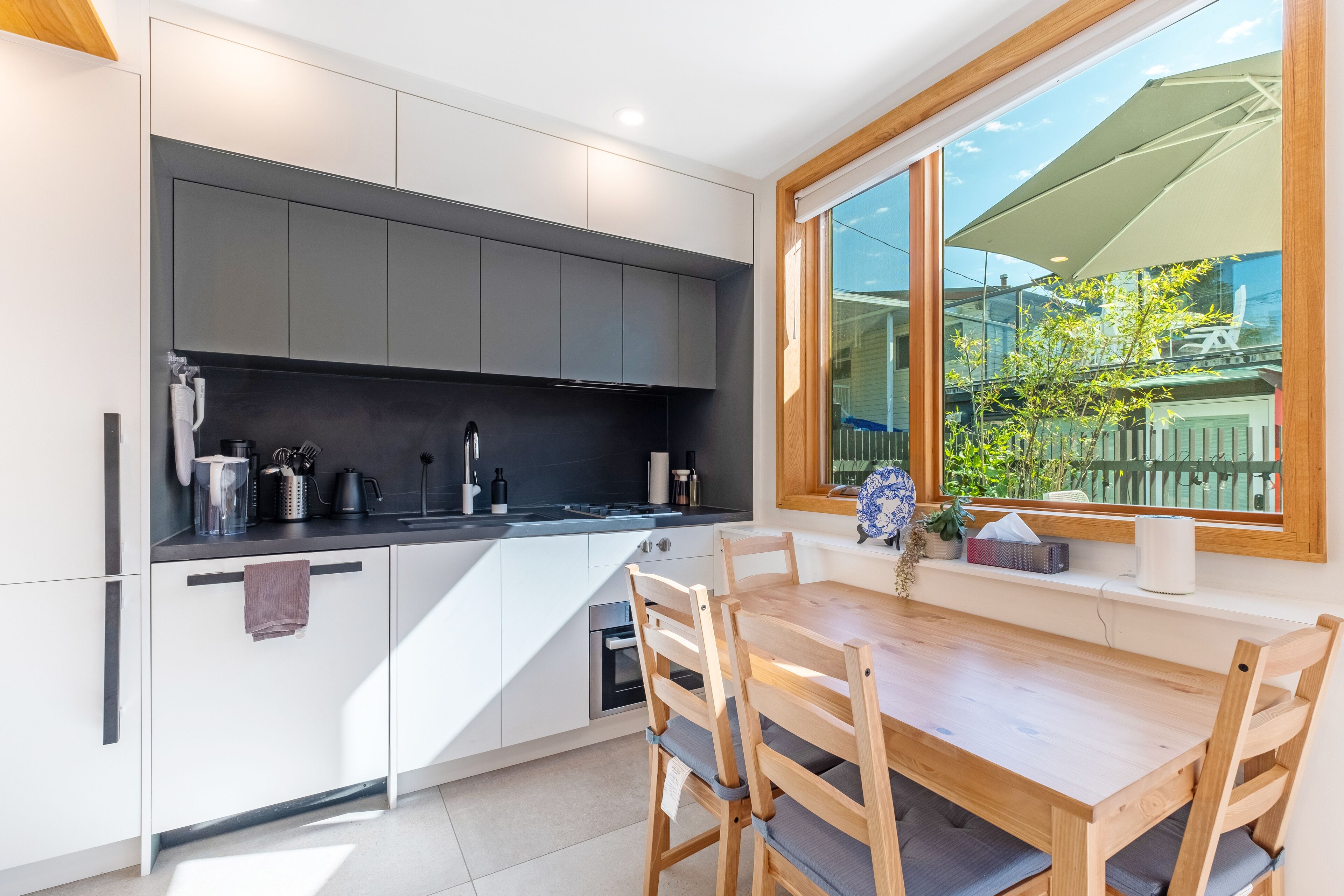 Bright Modern Guesthouse With A/C in Central Vancouver