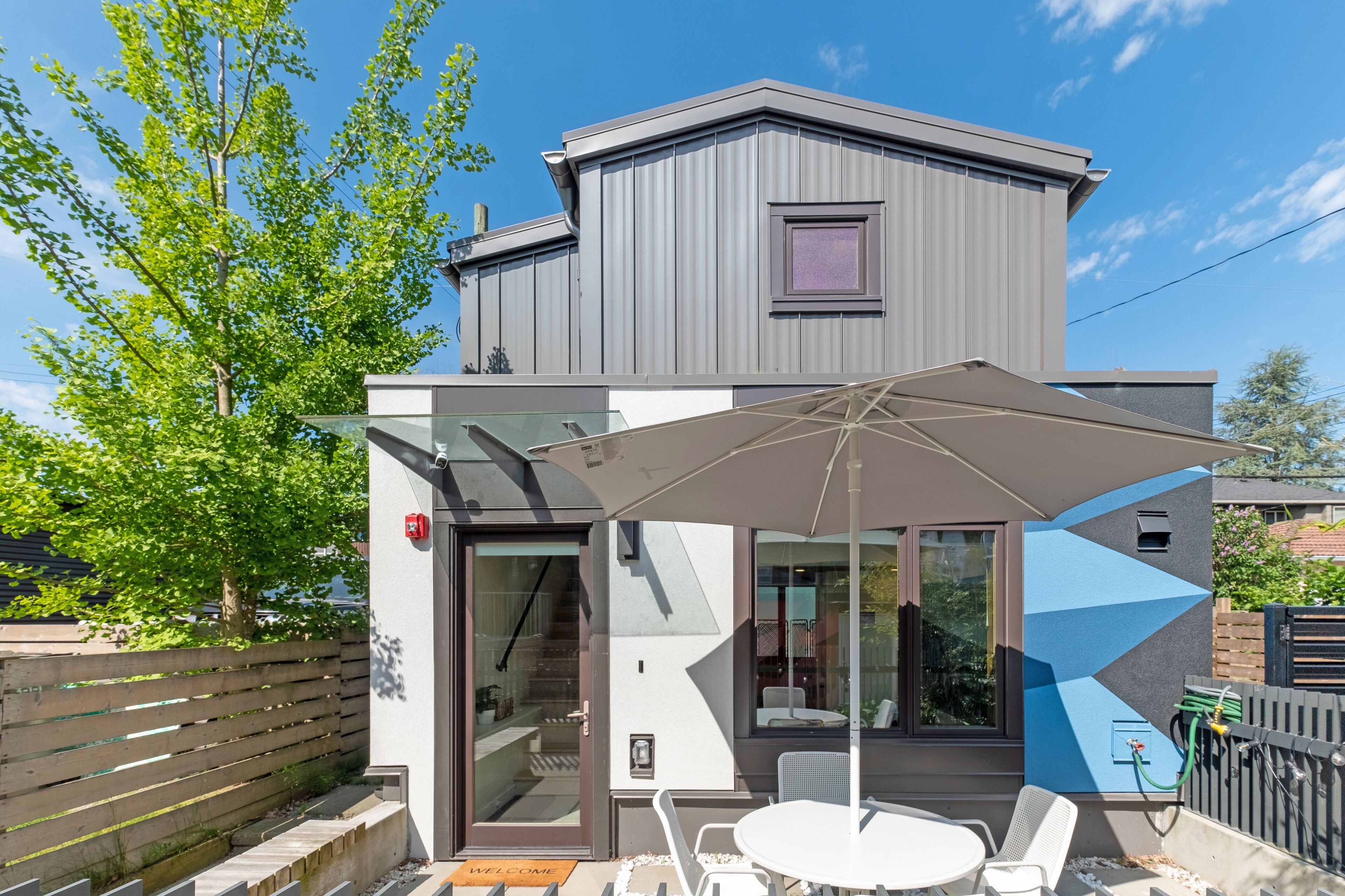 Bright Modern Guesthouse With A/C in Central Vancouver