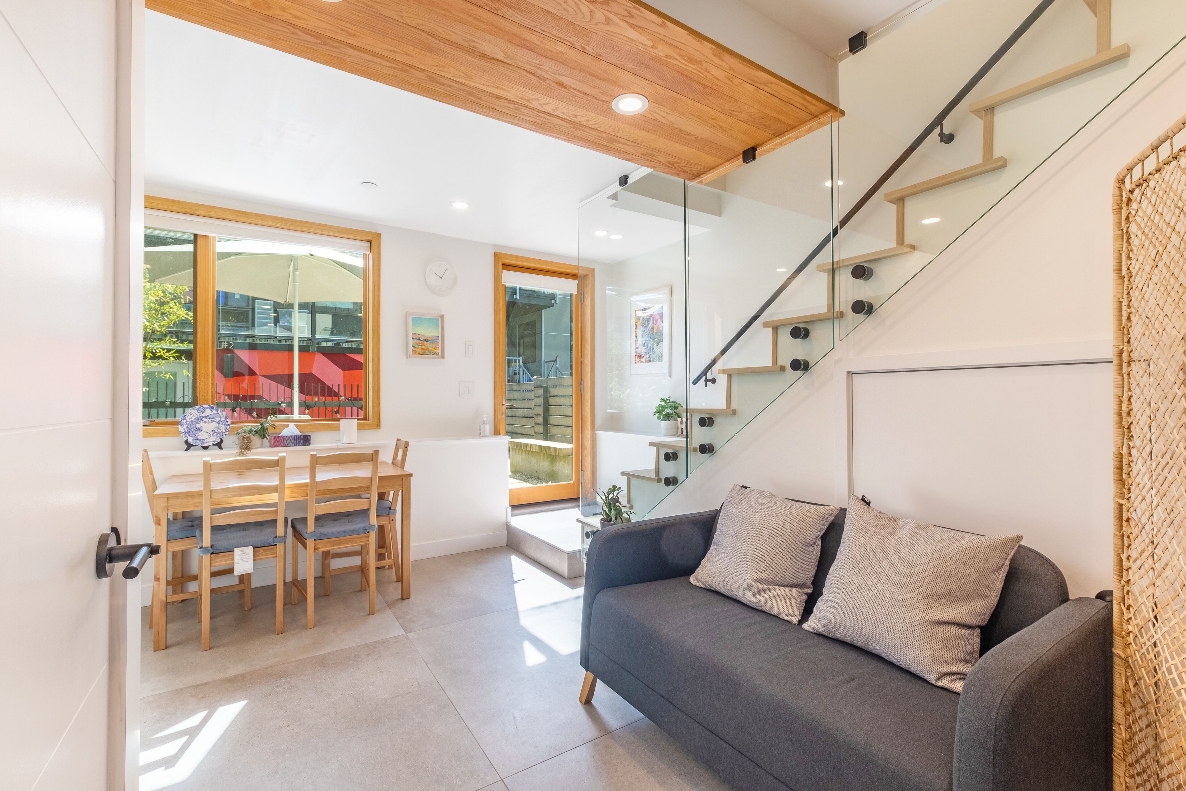 Bright Modern Guesthouse With A/C in Central Vancouver