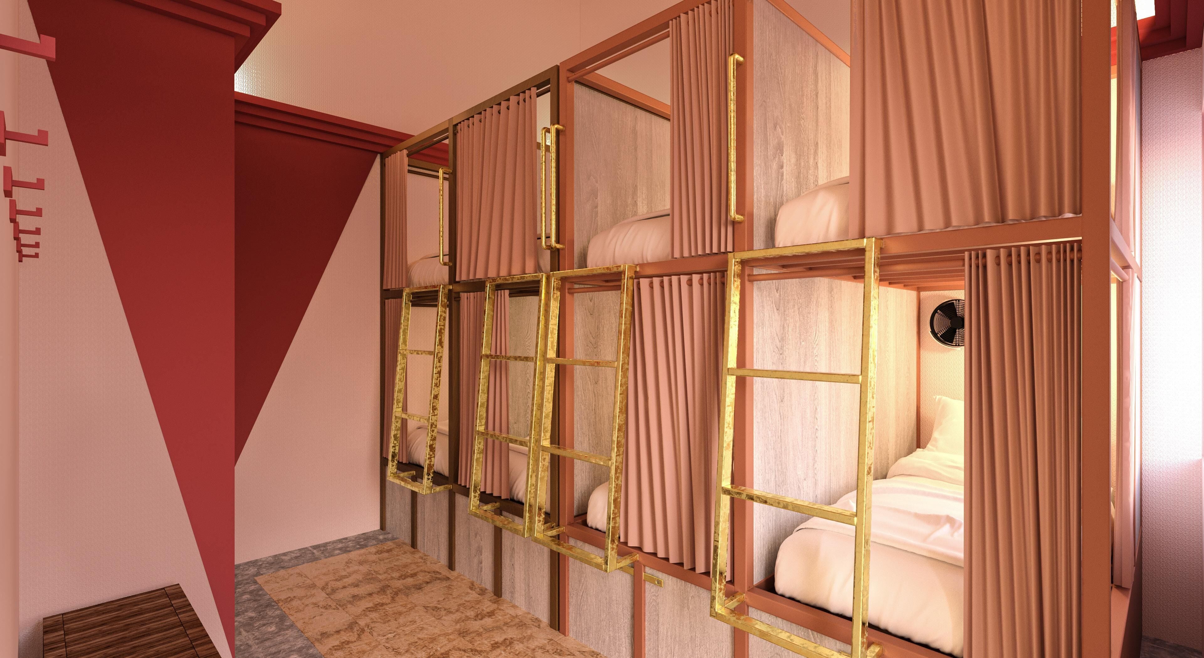 Quarto com beliche, escada de madeira e ventilador.