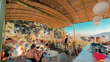 Daily continental breakfast (MXN 140 per person)