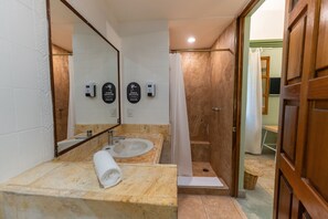 Chuveiro, secador de cabelo, sabonete, papel higiênico