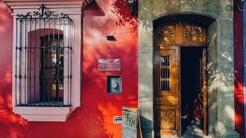 Vista frontal de la propiedad