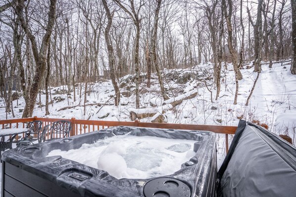 Outdoor spa tub - 4min to Ski: Hot Tub Dogs OK PacMan Foosball Grill (Wintergreen Resort)