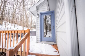 Exterior detail - 4min to Ski: Hot Tub Dogs OK PacMan Foosball Grill (Wintergreen Resort)
