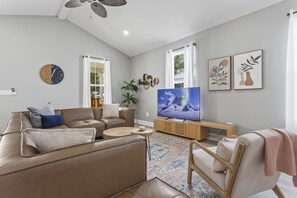 Smart TV, table tennis, offices - Two Amazing Modern & Spacious Beach Retreats, 9 Bedroom, 6 bathrooms (Gulfport)