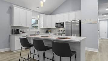 Køleskab, mikrobølgeovn, ovn, kogeplade